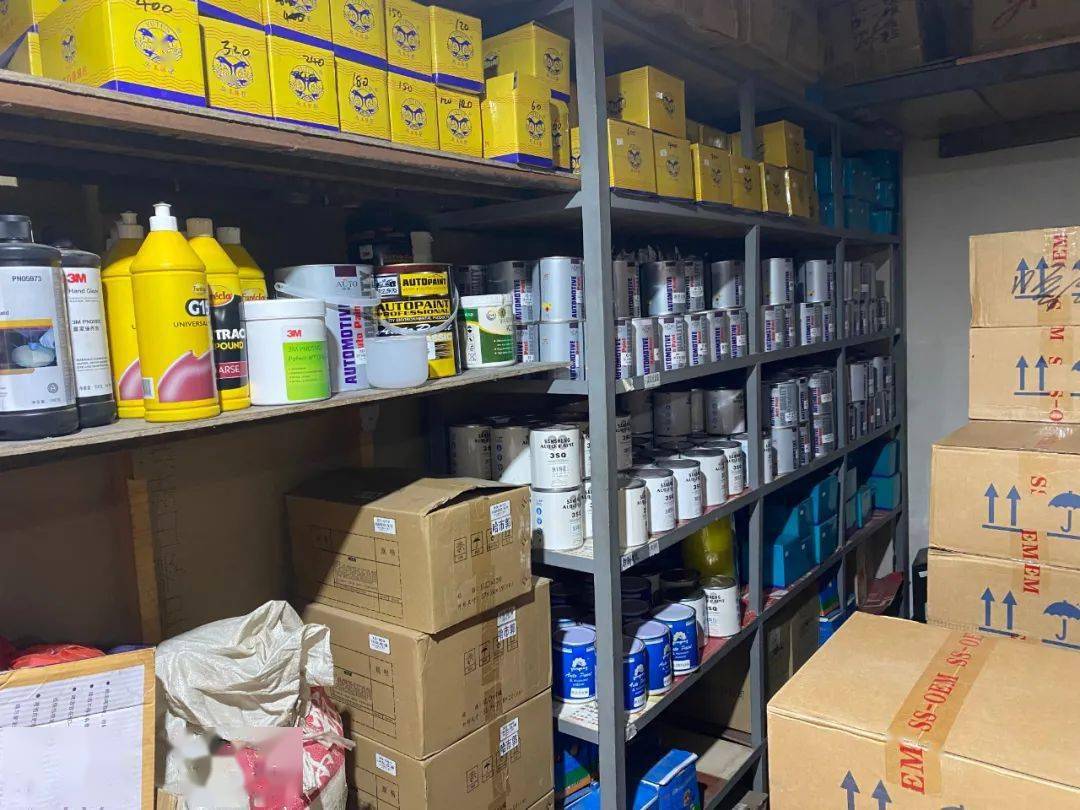 专业运输公司将库房内的1217件汽车漆安全转移到危险化学品专用仓库内