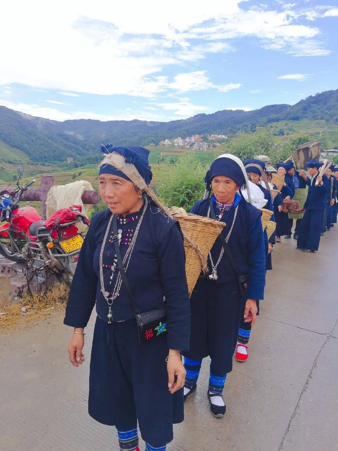 昨日辛勤的播种迎来了今日满满的丰收,在元江县羊街乡,哈尼族同胞穿上