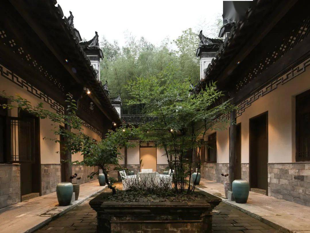 这里私藏了一个8000㎡的徽派园林还能泡庭院私汤温泉玩网红无边泳池