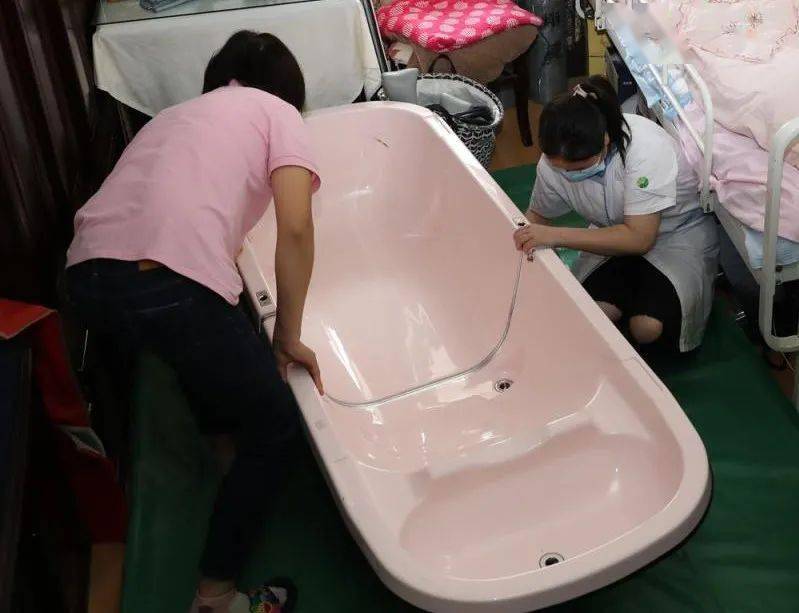 卧床老人有福了450元一次三人上门助浴日本的到宅沐浴上海也有啦