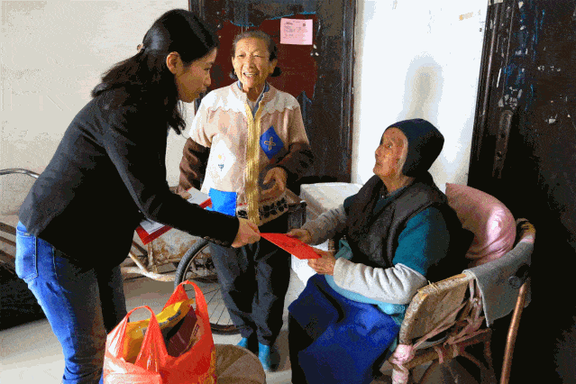 街道社会治理局和社区相关负责人带着重阳糕,奶粉等一大包食品和慰问