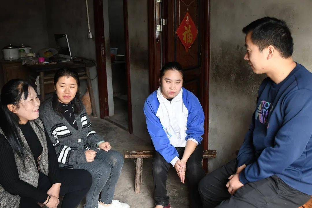 自从赖春涛联系帮扶他们家以来,五年时间,她始终尽心尽力,将他们当作