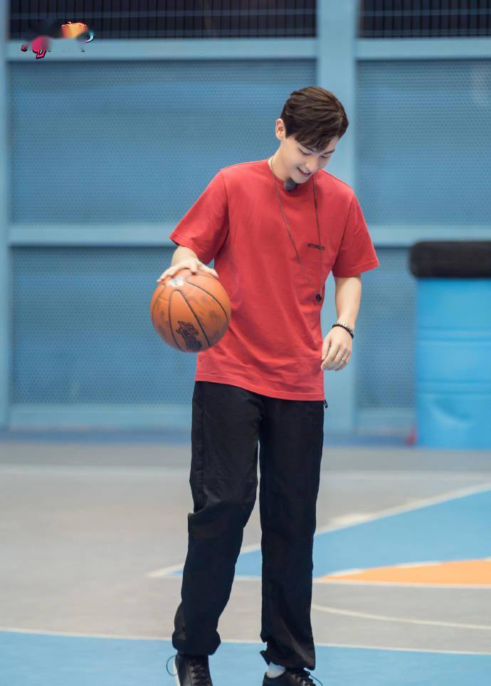 篮球经理人邓伦淡定沉着,公平公正,控场能力max,锁定优酷《这就是灌篮