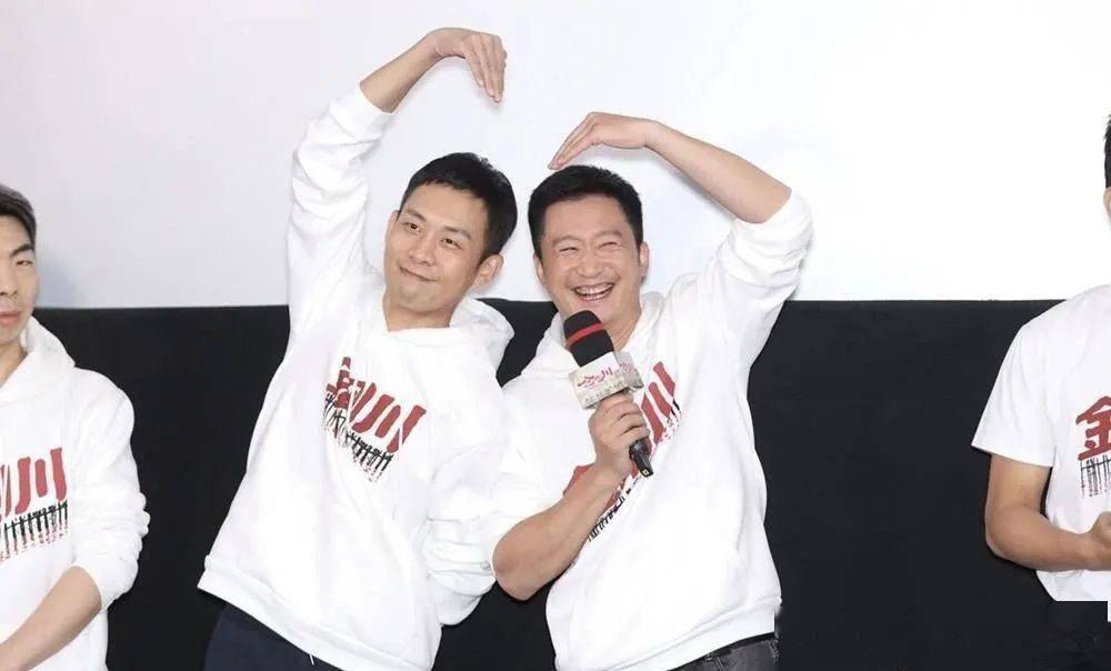 张译被粉丝送拐杖算上金刚川瘸了8次腿吴京大笑逢戏必瘸