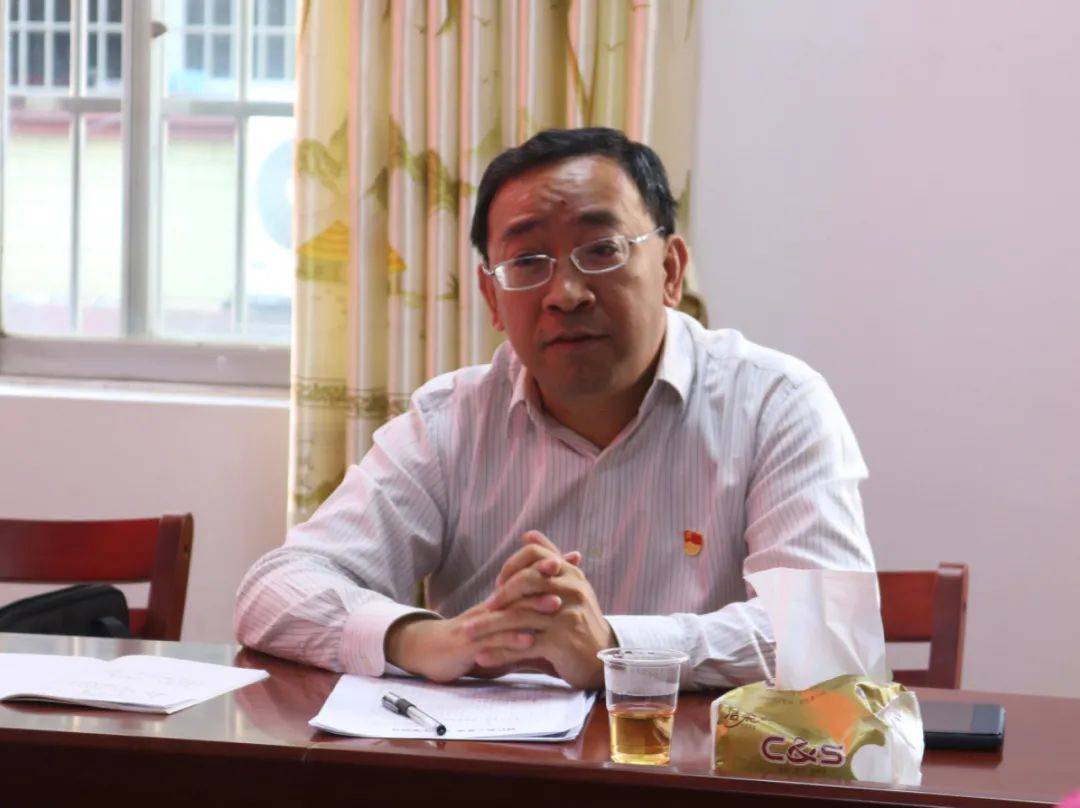 活动以座谈会的形式进行,覃震西与联系党支部的支委成员和党员群众