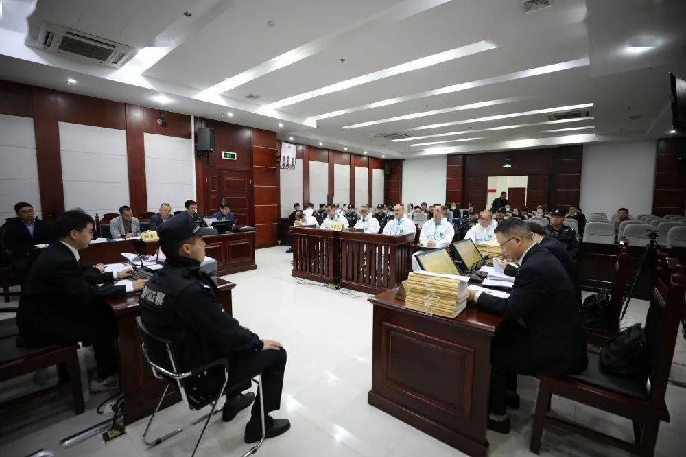 绩溪开审一恶势力"套路贷"集团犯罪案;办公场所在黄山市区,采取殴打