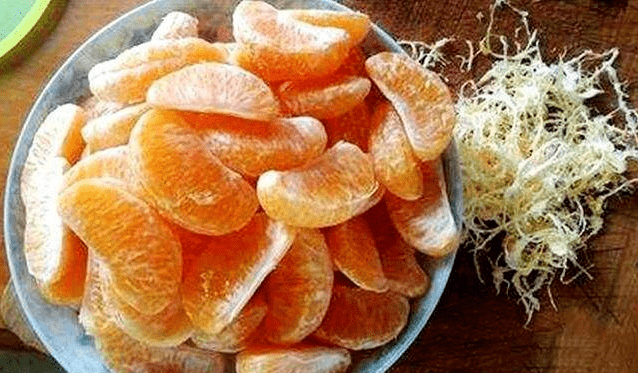 新鲜的橘皮中含有大量的维生素c和香精油,具有理气化痰,健脾和胃等