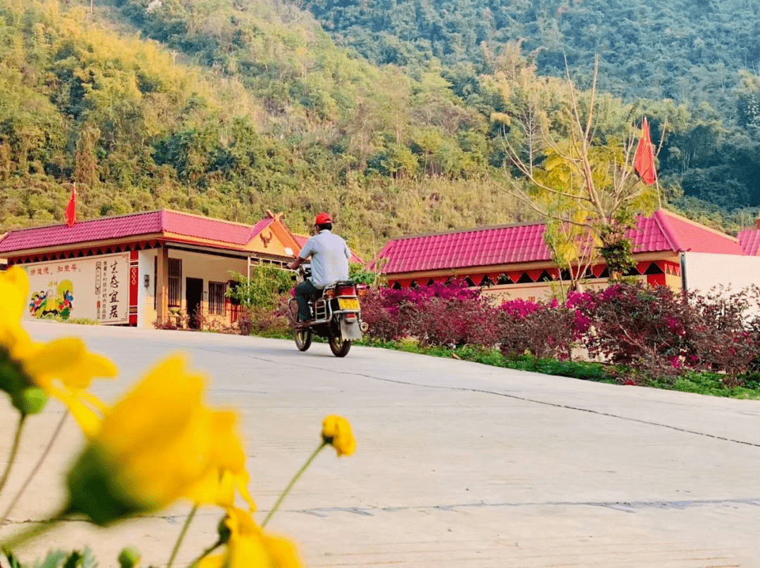 芒卡镇莱片村龙佬自然村新家园编织佤山起航梦