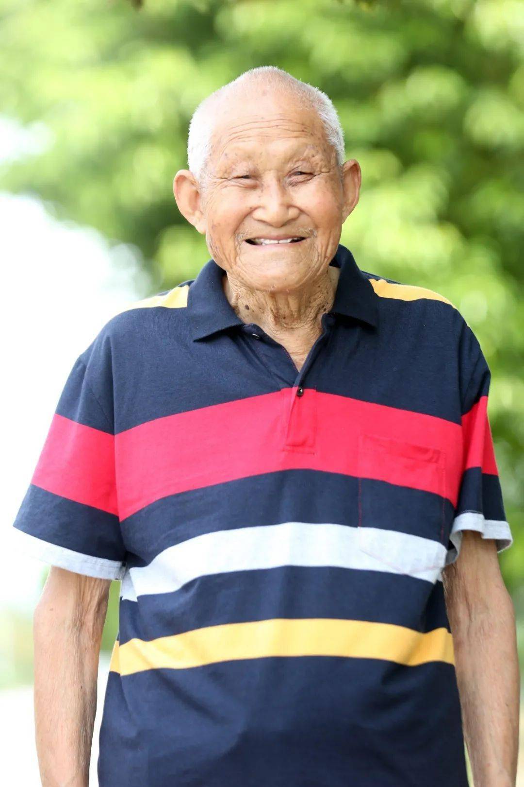 王龙生 100岁才从苏州耍子啊家来来来,给你看看哇孙女帮我拍的照片!