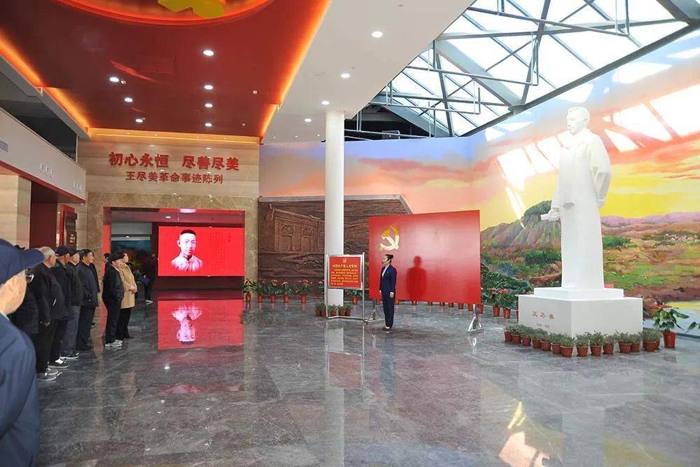 老干部们通过观看专题片,图片,实物等资料,深入了解烈士的革命事迹