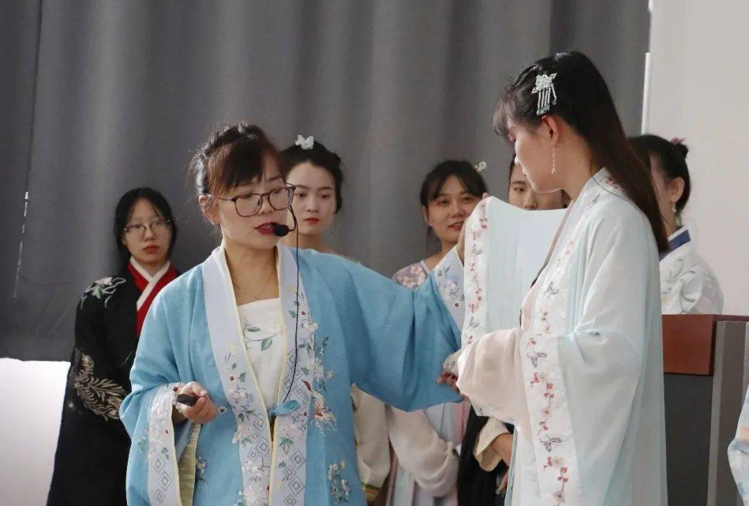 汉服之美美在风骨中文系开展汉服进课堂创新教学活动