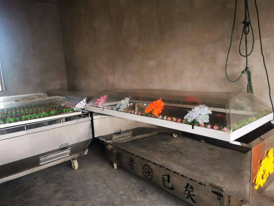 瘆得慌!邻居家摆满一屋冰棺材,女子崩溃:晚上觉都睡不好