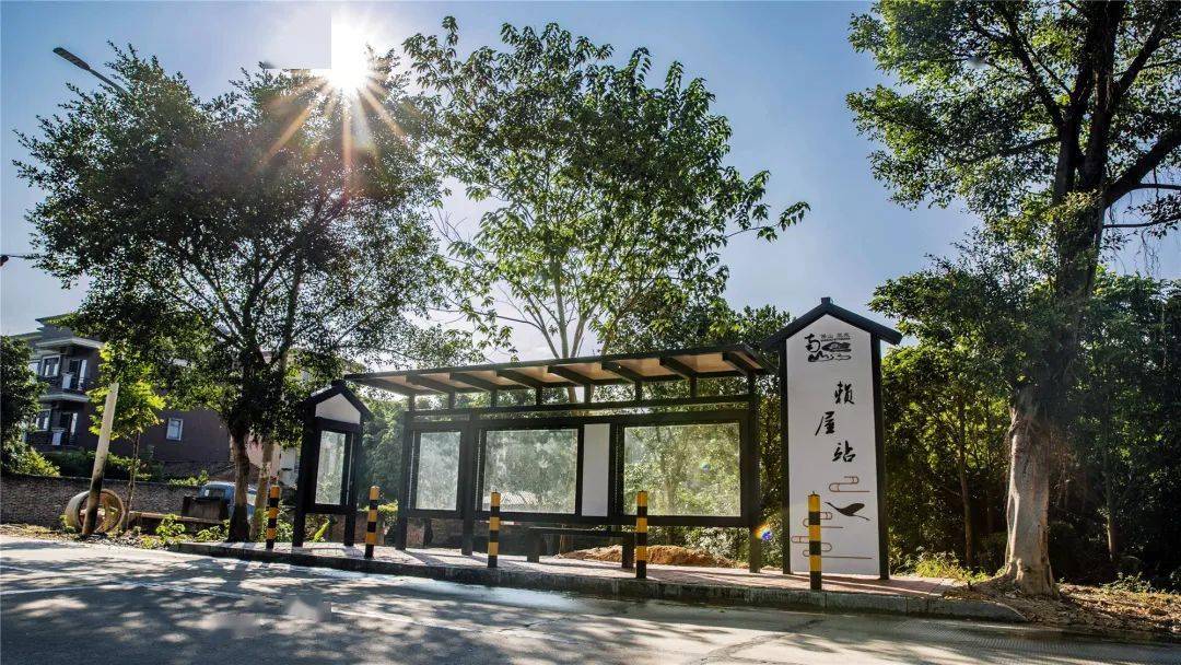 此次新建站亭数量为44个,改造站亭数量为12个,站牌数量为10个,候车亭