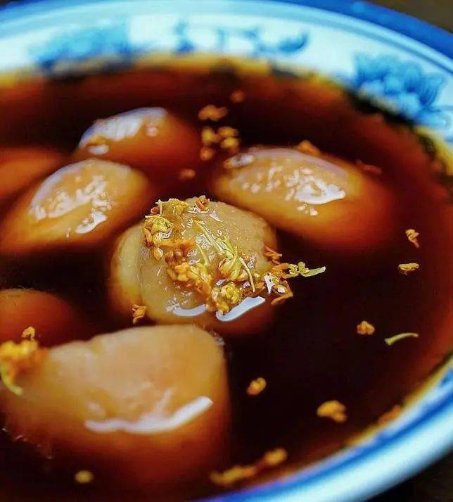 在甪直,秋季必吃的小吃就包括桂花糖芋艿:将新鲜芋艿去皮洗净,加足水