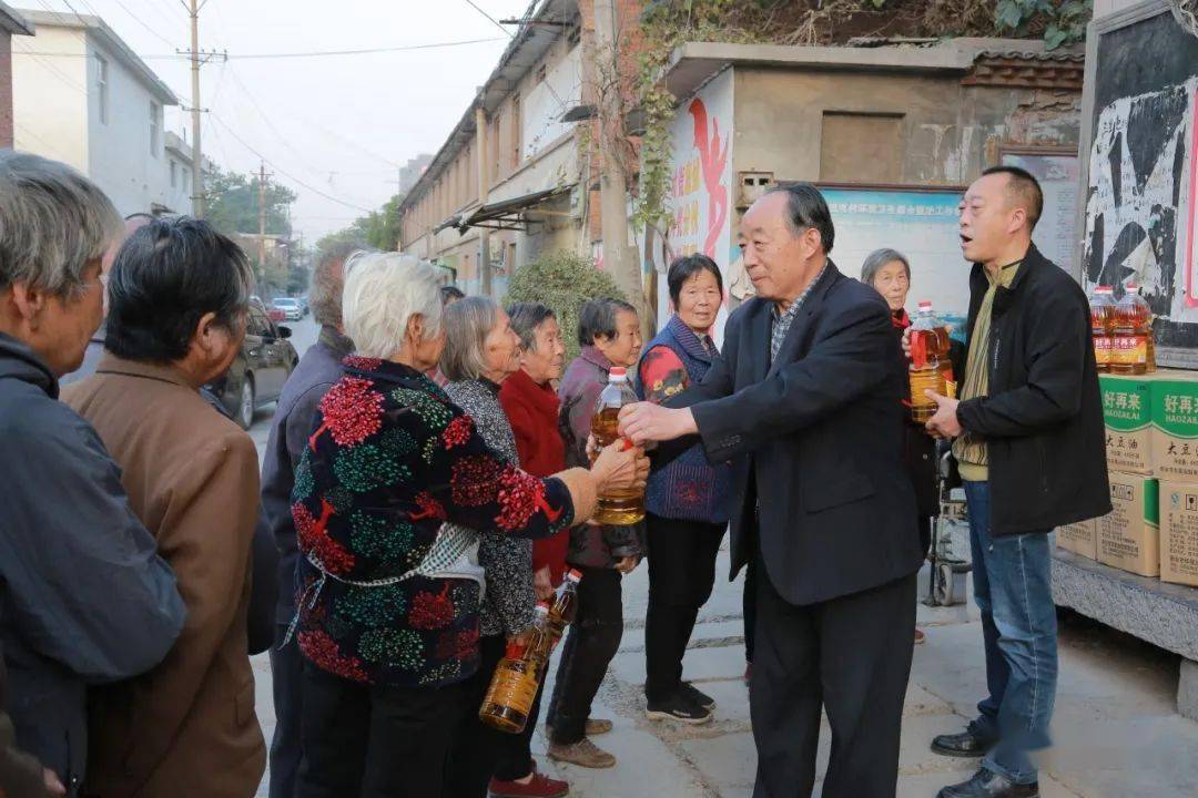 三里屯村新鄉市道德模範王順為70歲以上老人送食用油九九重陽再獻愛心