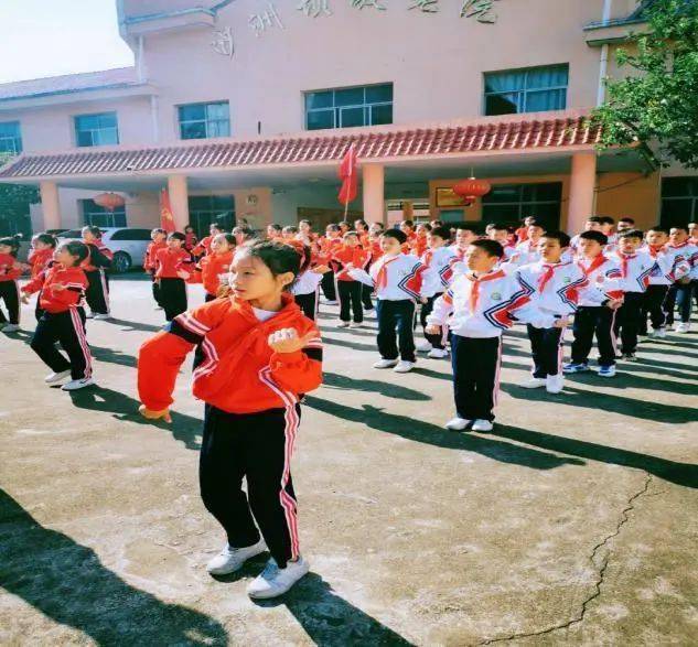 红井小学师生走进沙洲坝敬老院,为老人们打扫卫生,整理床铺,剪指甲