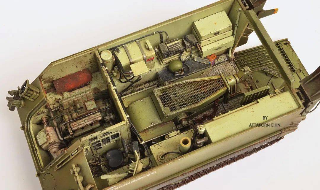 为了搭配这门80毫米迫击炮他专门改造了一台细节超群的装甲车