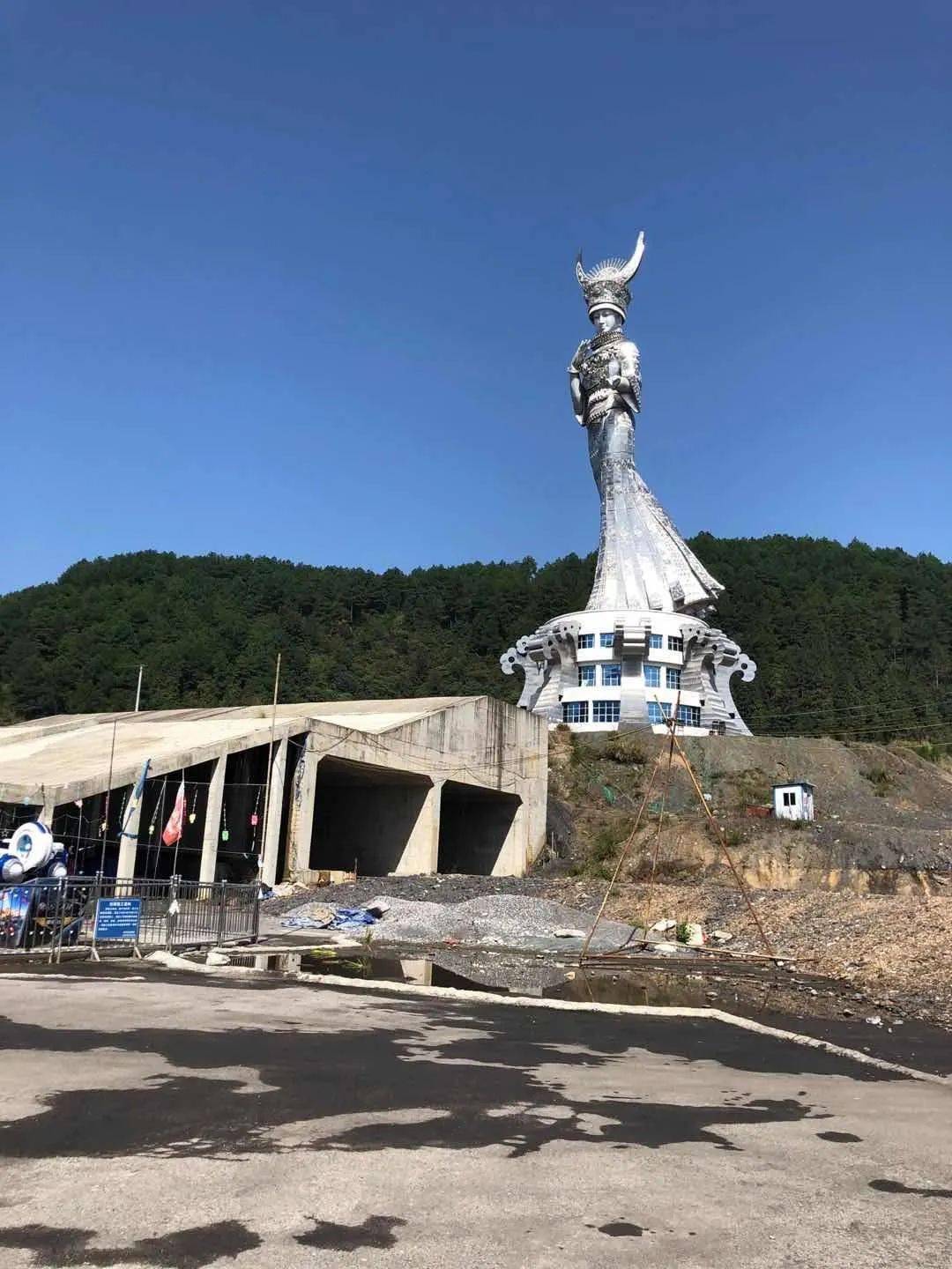 10月23日,剑河县"仰阿莎"雕塑,周边配套设施尚未完工.