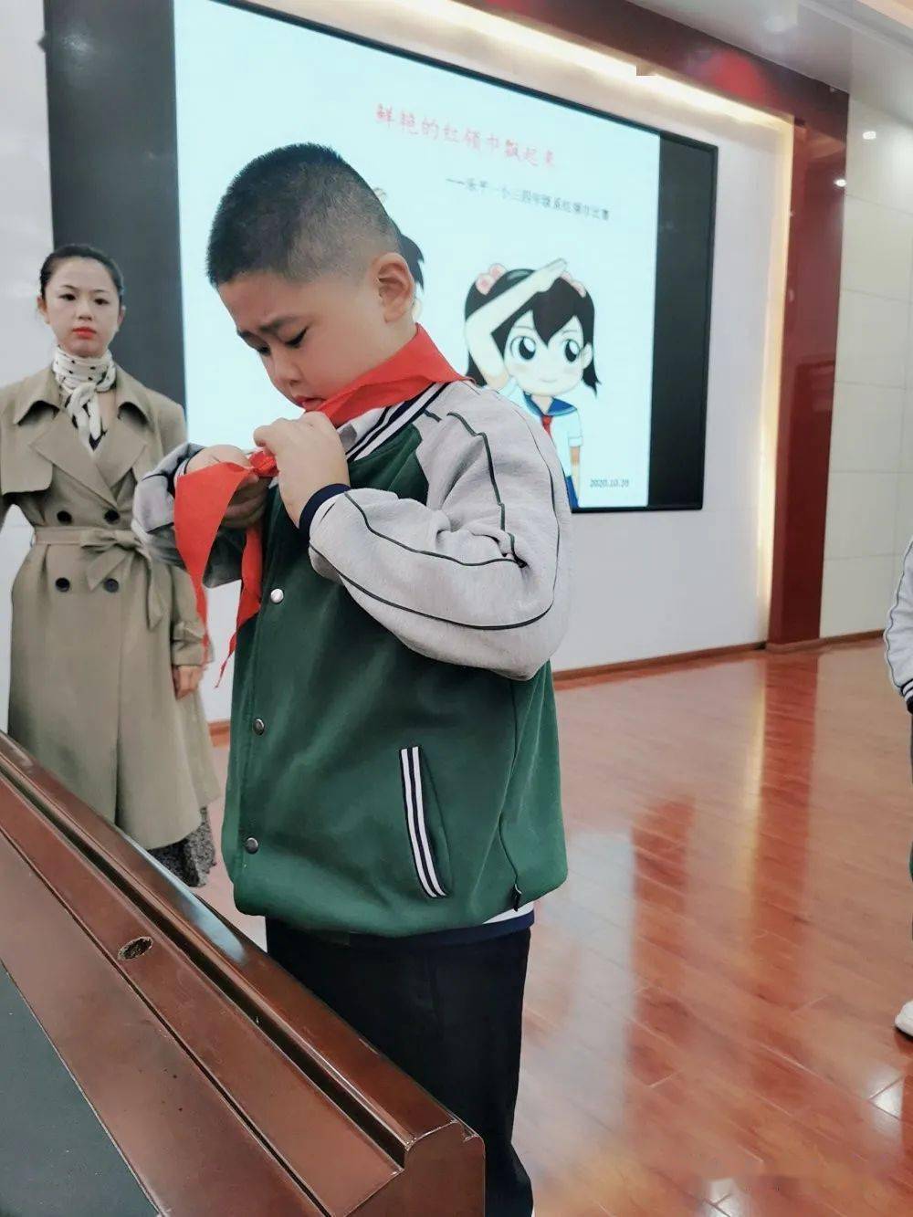 鲜艳的红领巾飘起来乐平一小举行三四年级学生系红领巾比赛