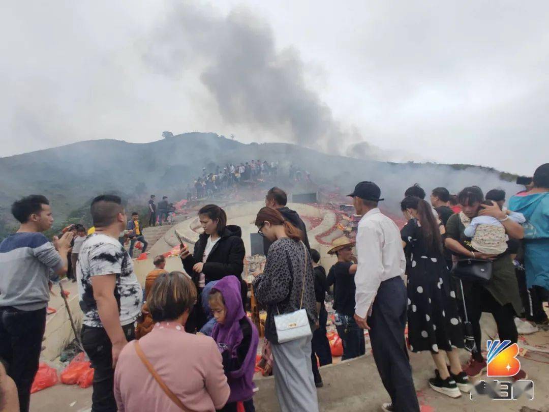 重阳节博白云飞嶂千年古墓引万人祭拜这两位大哥的行为让人