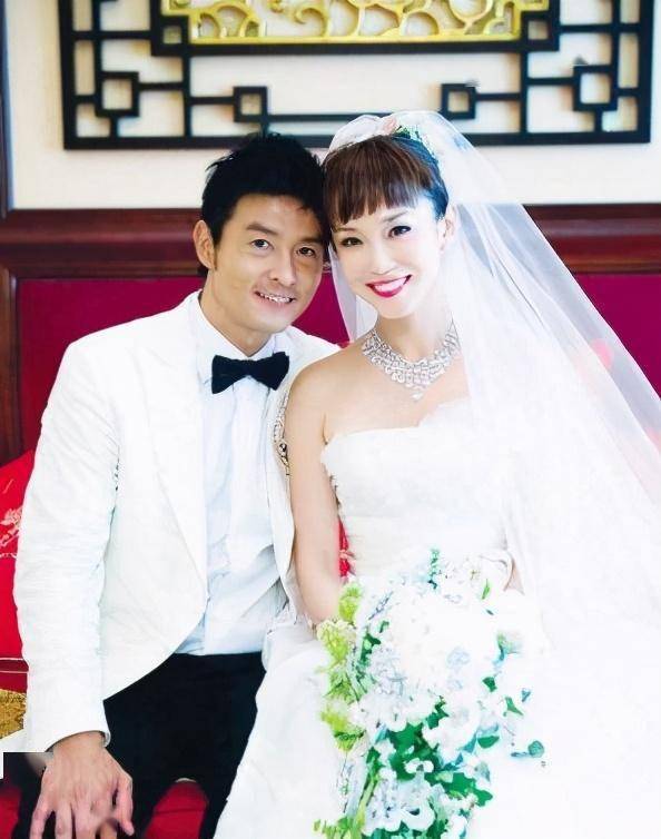 小龙女和杨过老了!范文芳结婚纪念晒照,脸越来越怪,老公更显老