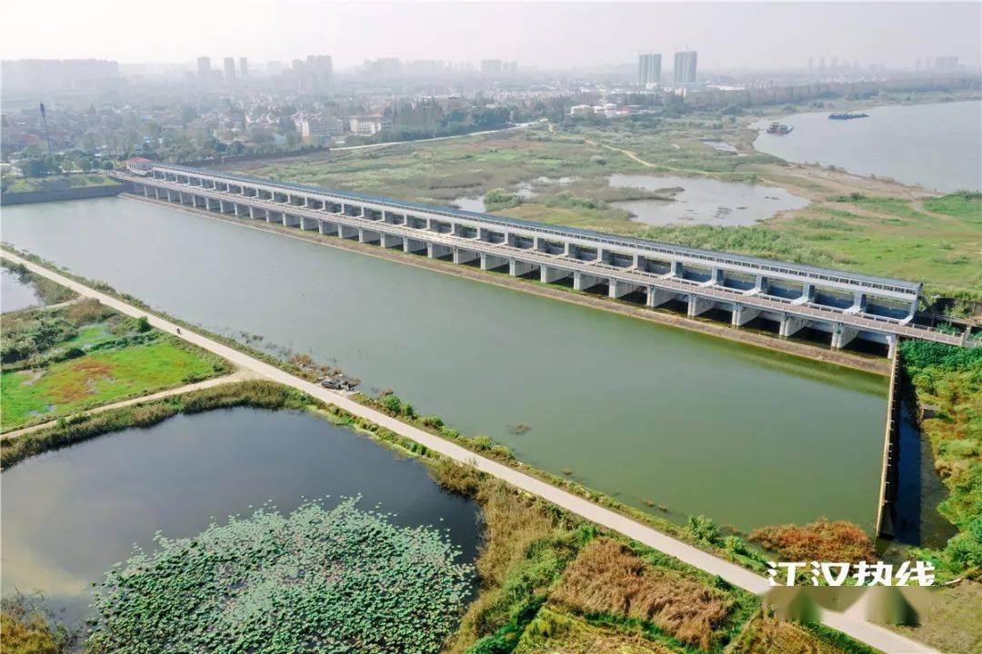 热火朝天的建设现场也吸引了西流河镇居民的驻足,一块周邦大桥的简介