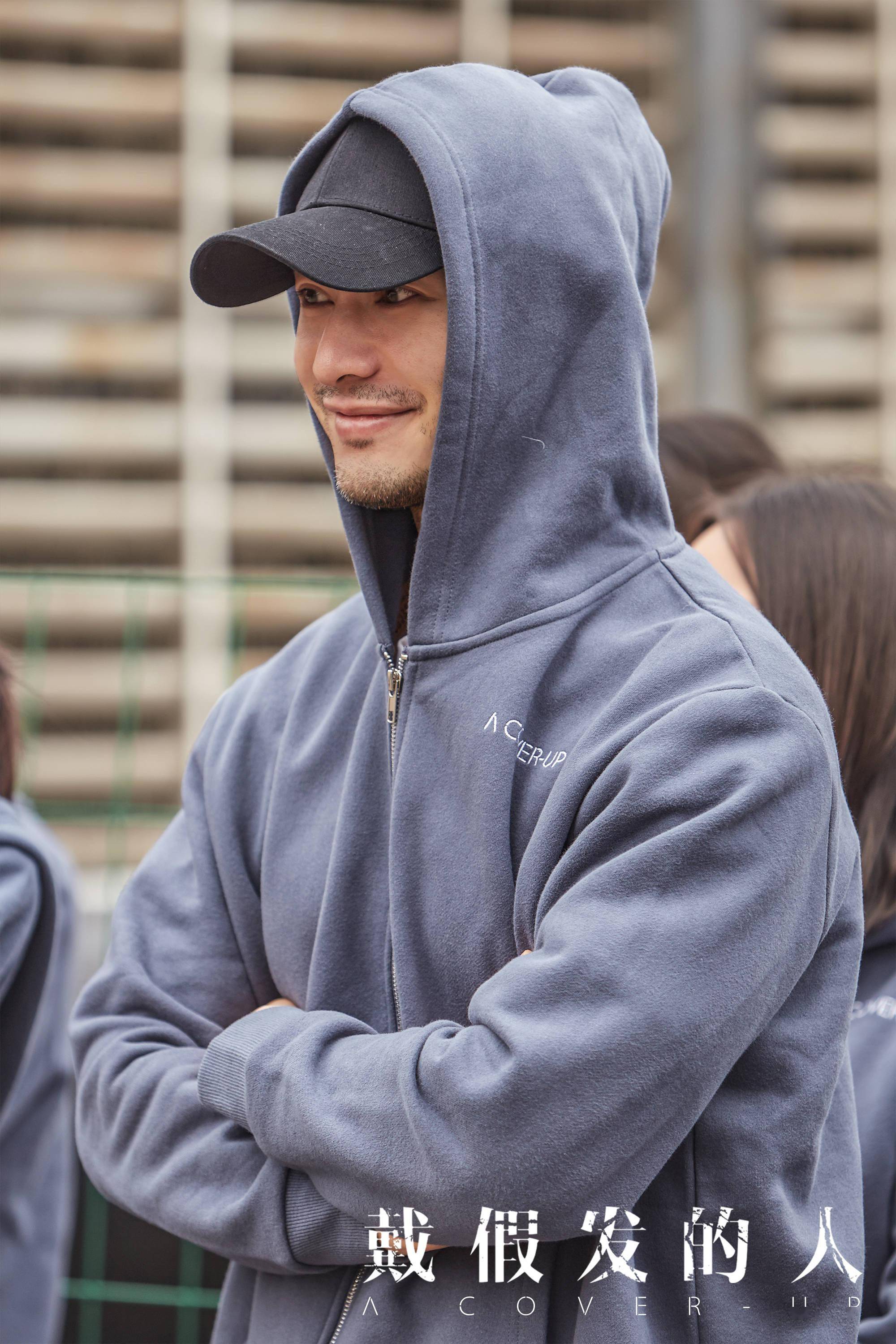 董越犯罪悬疑新作《戴假发的人》首曝概念海报 黄晓明为新角色蓄须