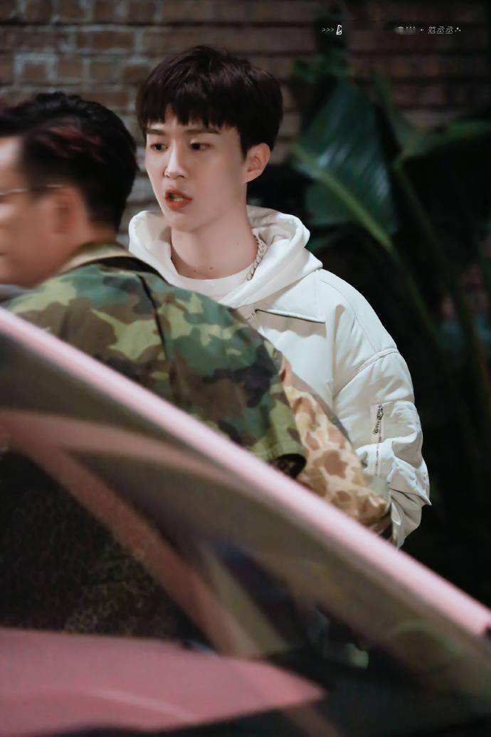 范丞丞综艺录制饭拍多图预警 捉一只歪头笑软乎乎的顺毛小奶丞