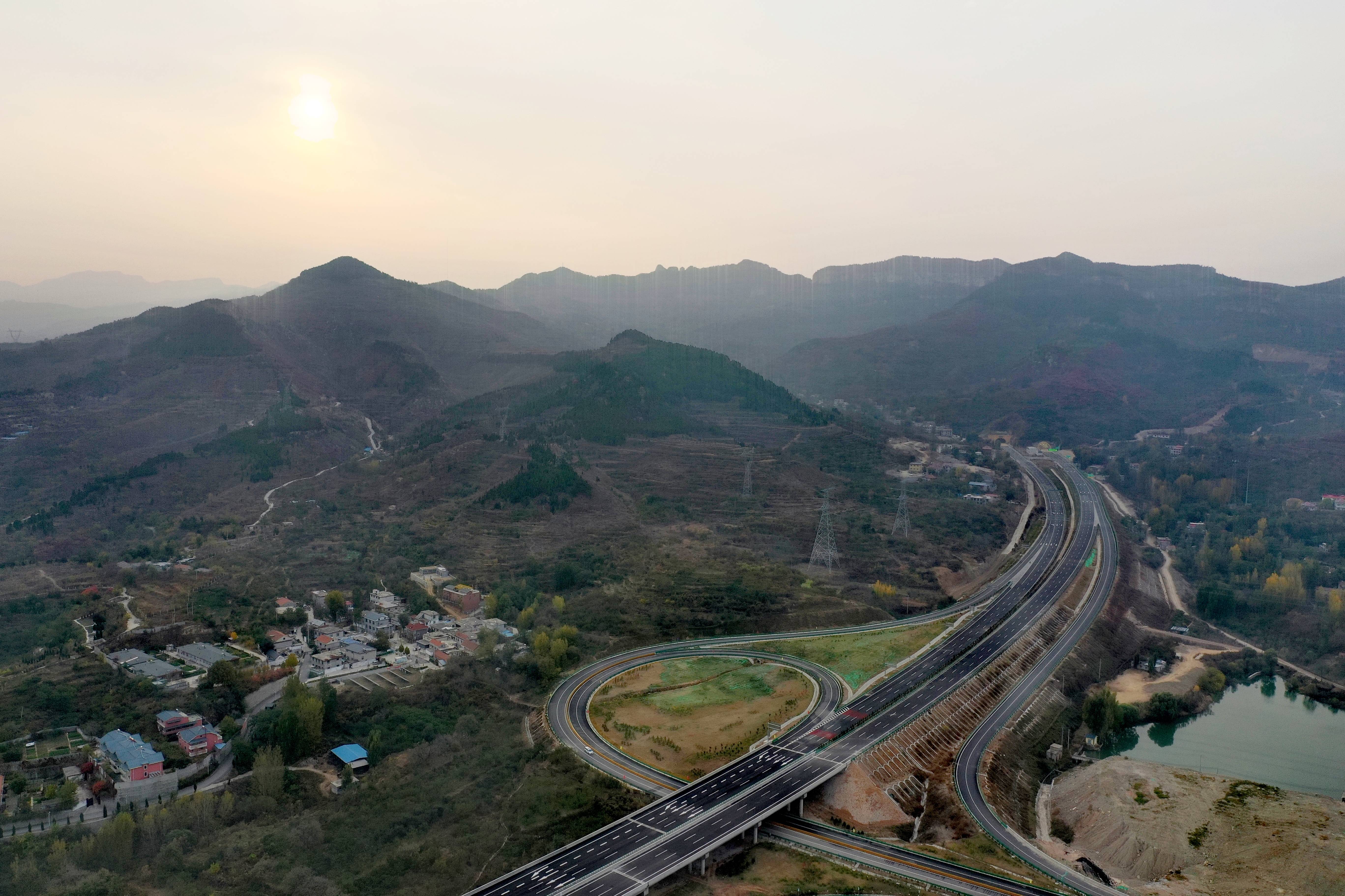 济泰高速公路图片