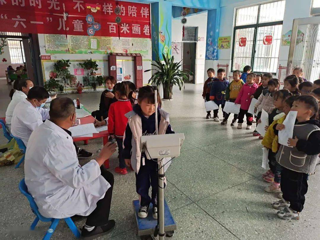 泗县墩集镇中心幼儿园为幼儿进行全身体格检查