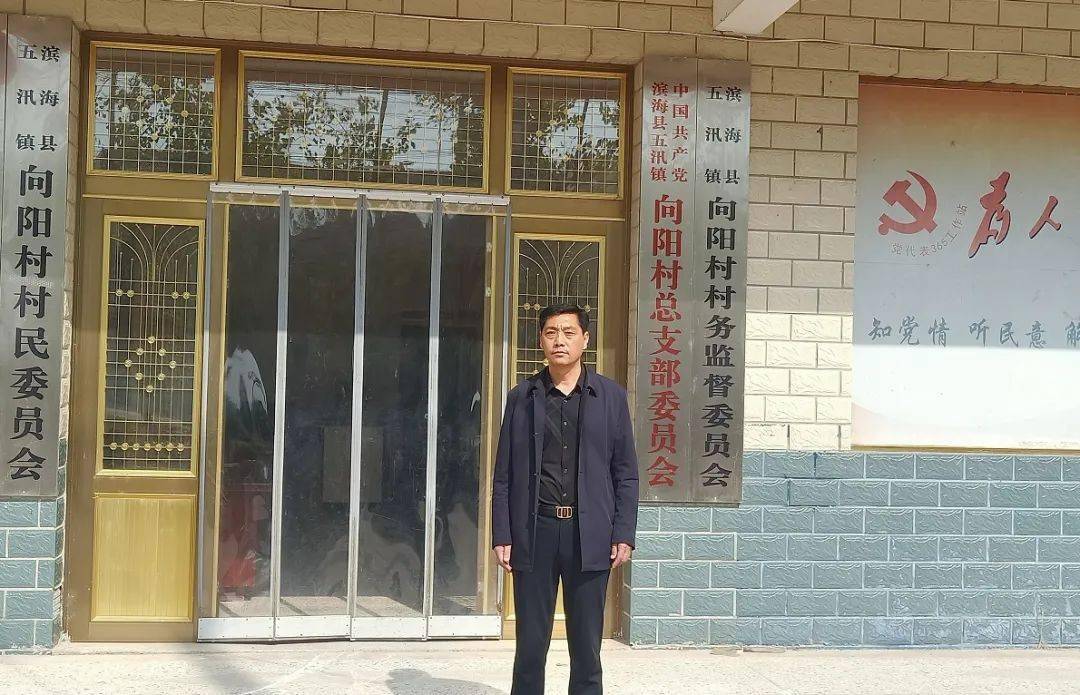 图为滨海县人大代表,向阳村党总支书记张克兵金秋时节,菊花盛开正