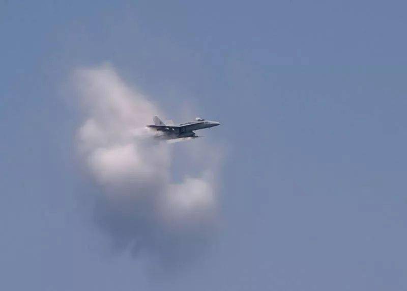 飞机突破音障的瞬间不可思议