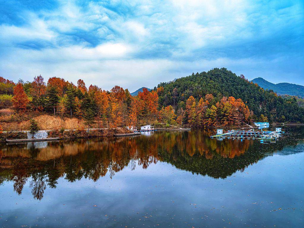 陕西商洛:秋色掩映抚龙湖