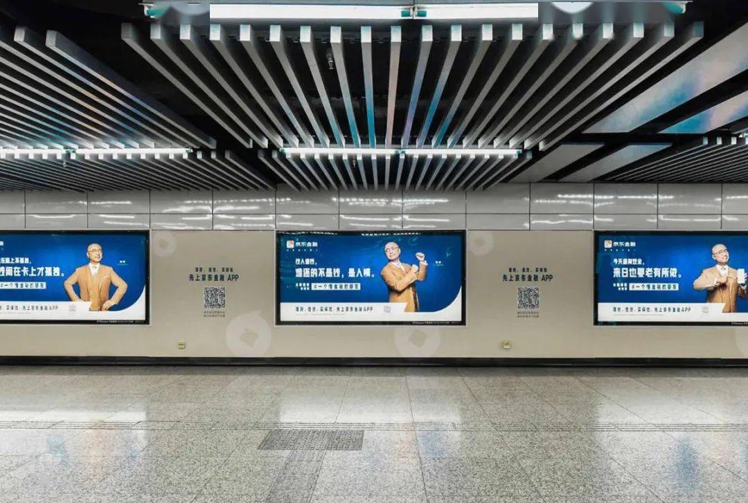 京东金融其实还以徐峥为主角投放了一组地铁广告,和用户面对面沟通