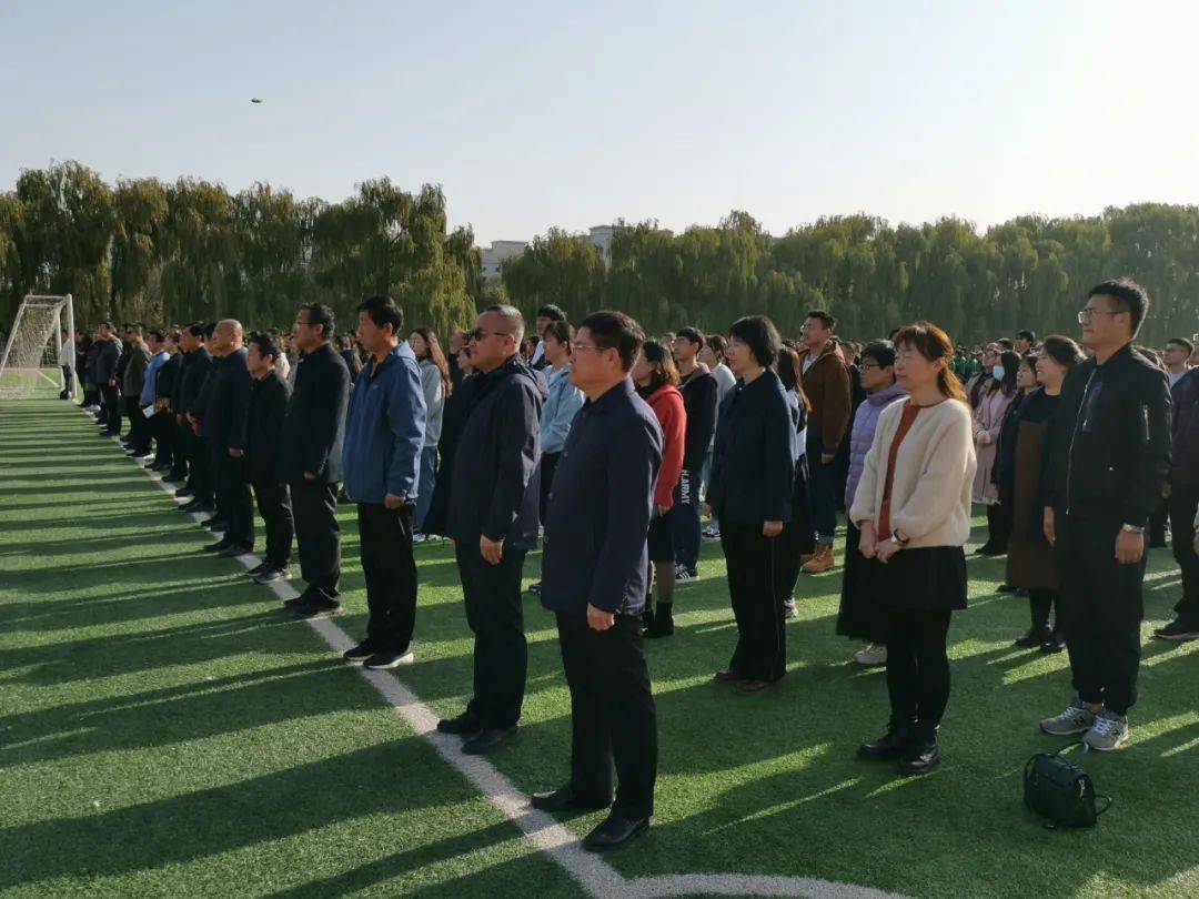 青校园准旗一中举行接过手中旗弘扬爱国情国旗队换届仪式