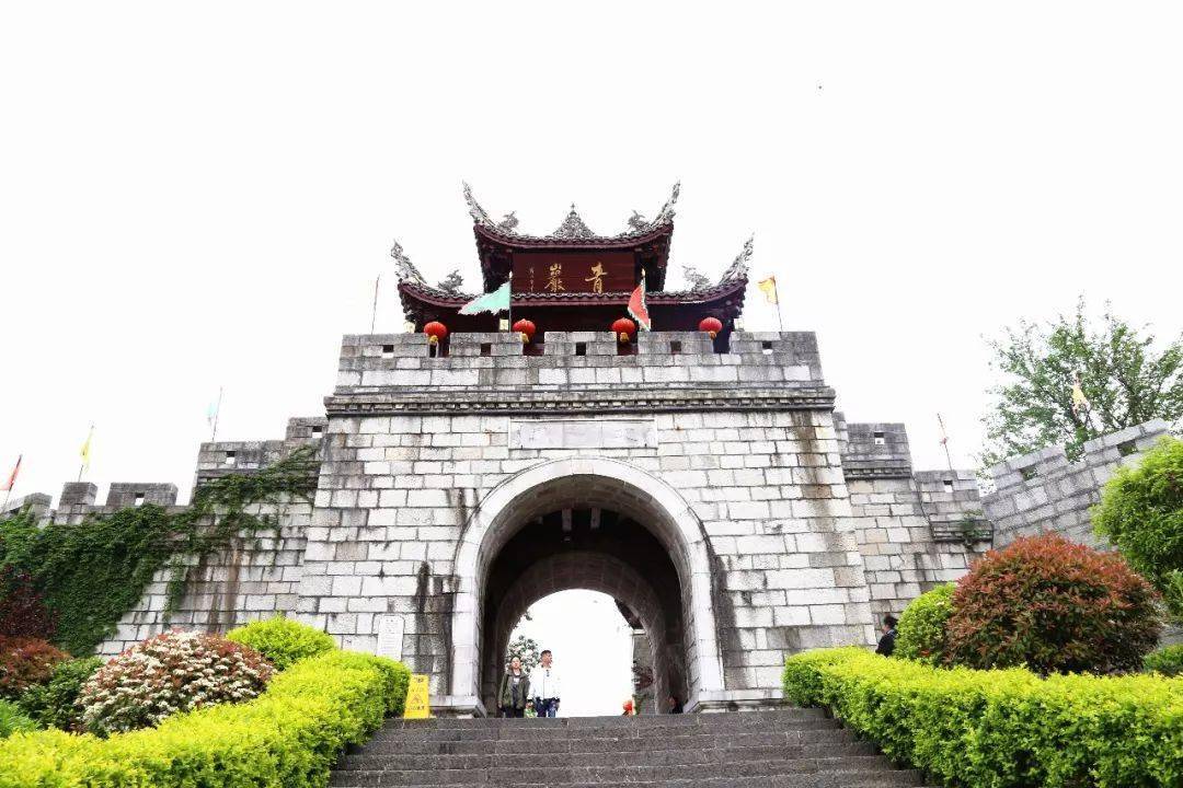 狂想曲2号安龙古城▼郎方化/摄镇远古镇▼吴丹/摄慕俄格古城▼03下贩