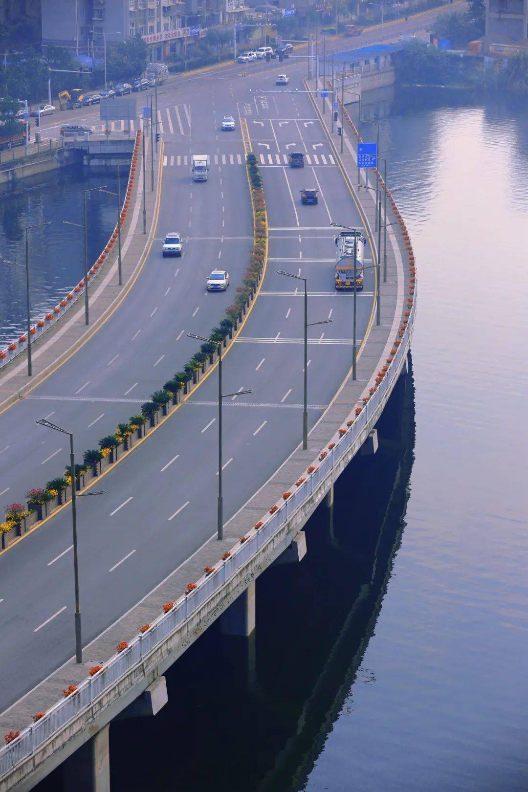 万州城区惊现水上大道,风景如画!高清大图曝光!_公路