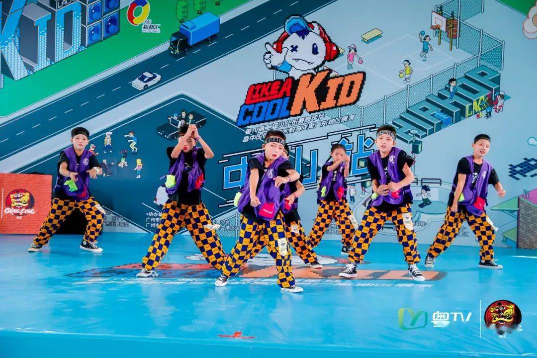 展演现场气势如虹,来自各地的萌娃酷宝大展身手,展现了街舞少年的青春
