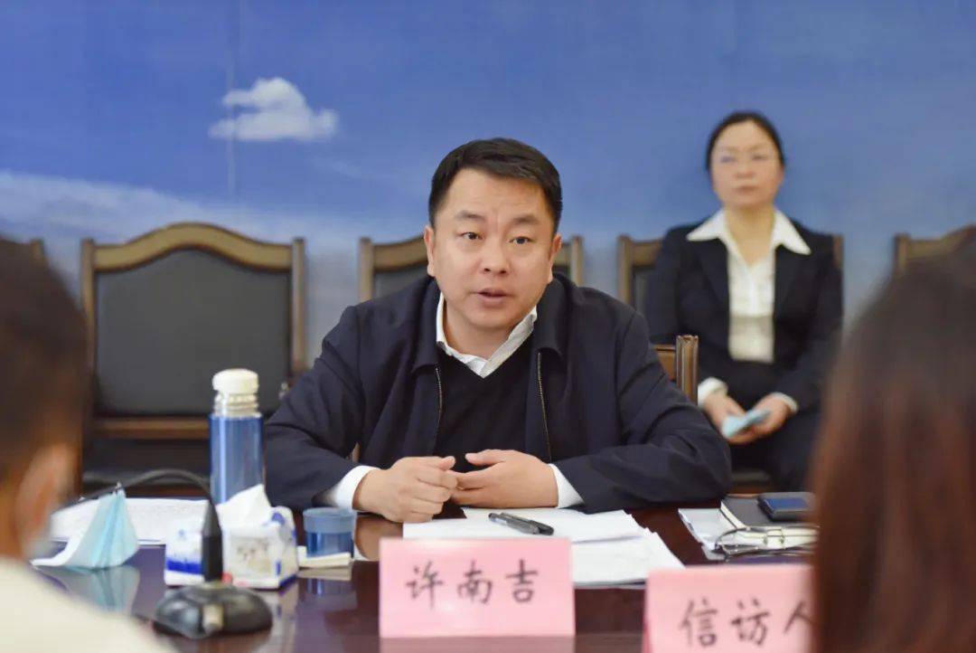 10月27日,市委副书记,市长许南吉来到市人民来访接待中心接待群众来访