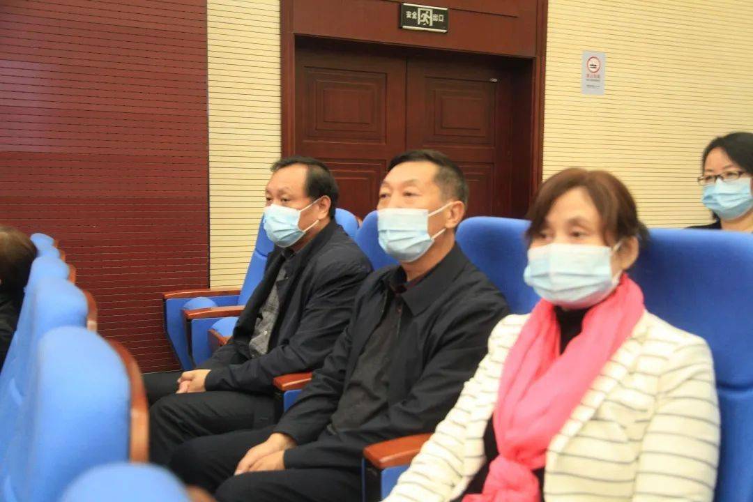 东西湖区人民法院公开开庭审理丁某某等25人涉黑案件