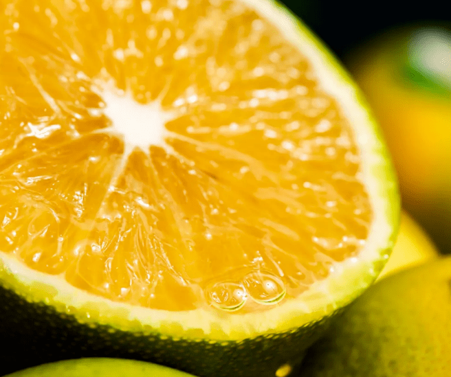 绿绿的外表下却藏着一颗甜美的心,果肉呈现出淡黄的颜色,果粒晶