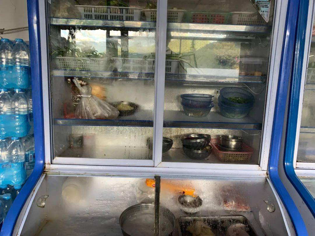 ▼10月26日拍摄勐梭湖南饭店:冷柜生熟末分离,荤素末分开