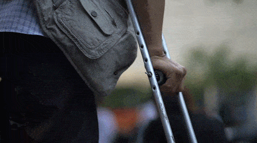 称为"中国最牛乞丐"从兰桂他就是独腿流浪画师一个行李包,一副拐杖,就