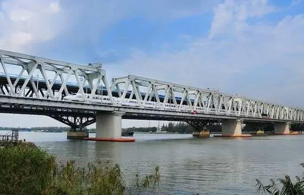 金山铁路黄浦江特大桥金山铁路黄浦江特大桥主桥2011年3月贯通,投入