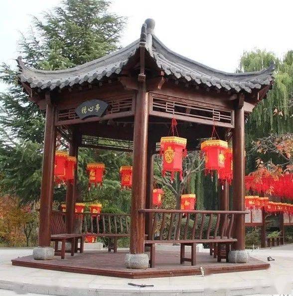 明德湖畔赏花灯 镜心长廊猜灯谜