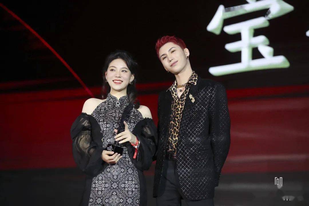 宝剑嫂被评为"瑞丽年度榜样kol"陈采尼被评为"瑞丽年度时尚潮流kol"