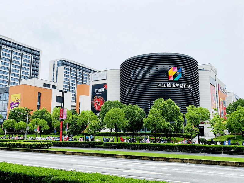 第一小学就在项目东侧,板块内还有私立尚德,中福会幼儿园,向明中学