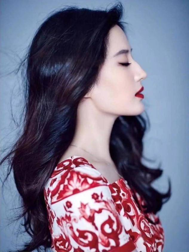 一般来说侧脸要想好看,鼻子的高度很重要,鼻梁看起来越高越有立体感