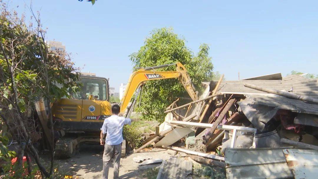 据了解,此次拆违行动陈店镇共出动人员约10人,挖掘机1台,东风车2台