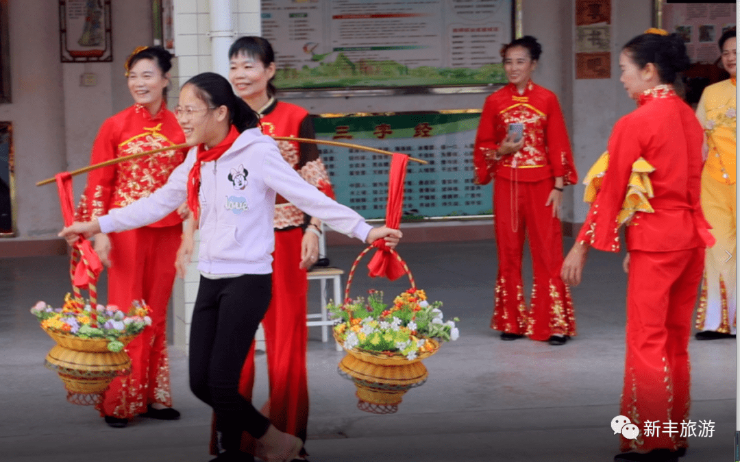 上图为梅坑镇中心小学传习市级非遗项目《纸马舞》挑花篮角色上图为